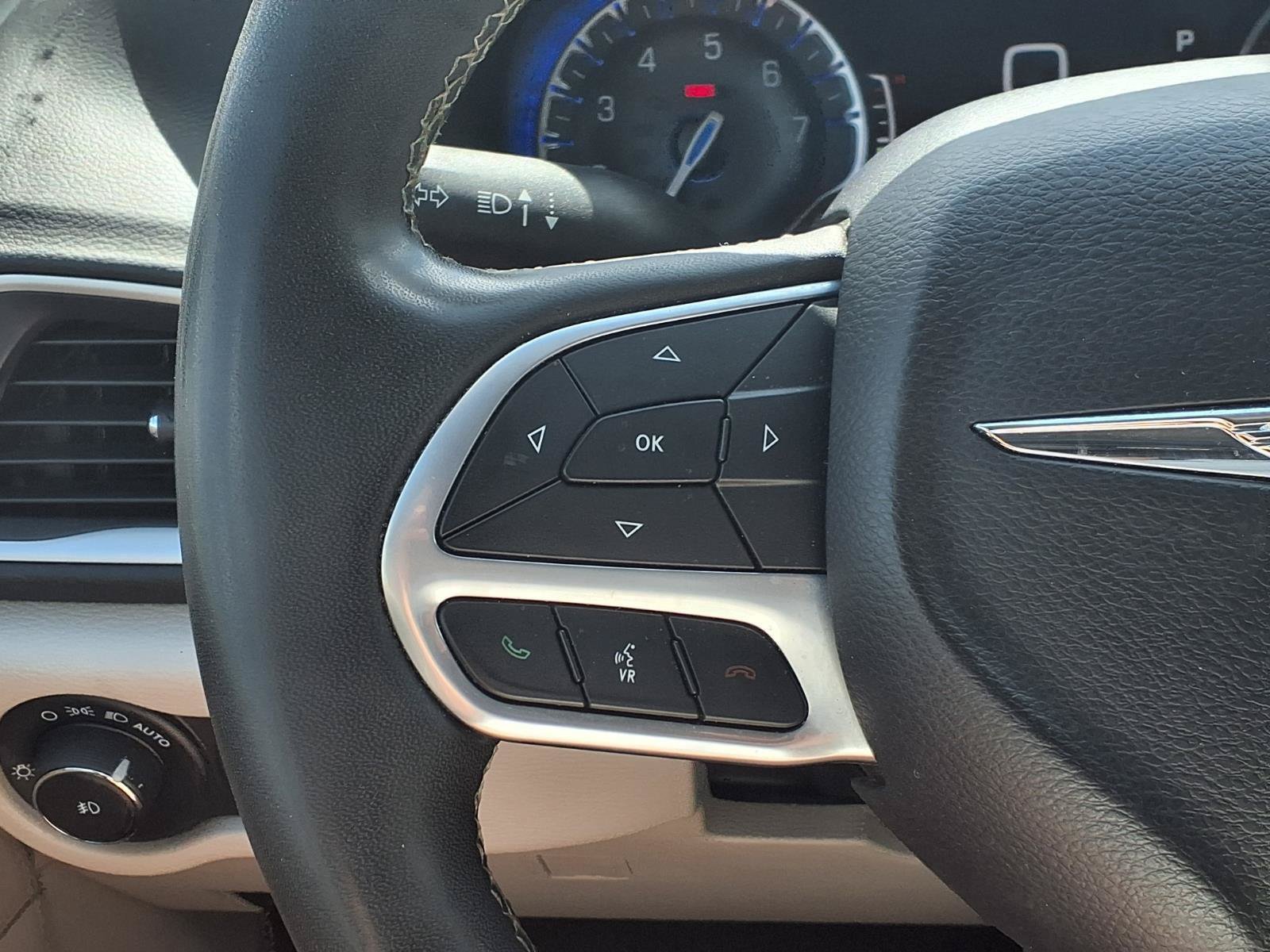 Used 2023 Chrysler Pacifica Touring-L FWD image 17
