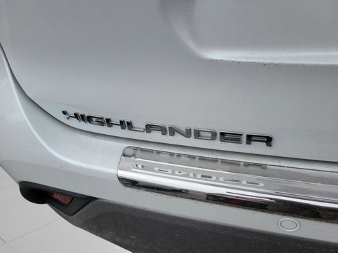 Used 2024 Toyota Highlander Platinum image 22