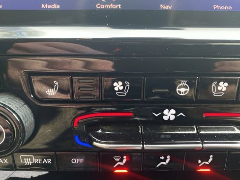 Used 2022 Jeep Grand Cherokee Limited w/ Luxury Tech Group II image 23