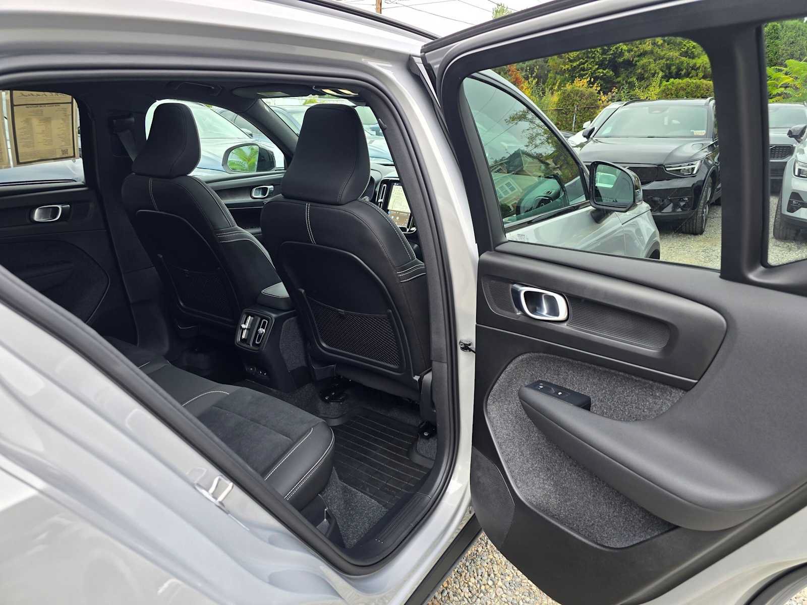 Used 2024 Volvo XC40 Recharge Plus w/ Protection Package Premier AWD/4WD image 13