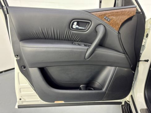 Used 2017 INFINITI QX80 4WD w/ Driver Assistance Package image 43