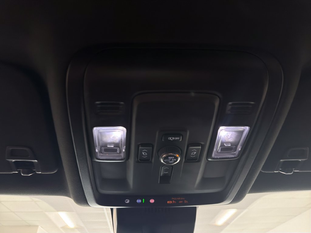 Used 2025 GMC Yukon Denali RWD image 16