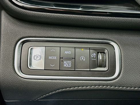 Used 2025 Buick Enclave Preferred AWD/4WD image 17