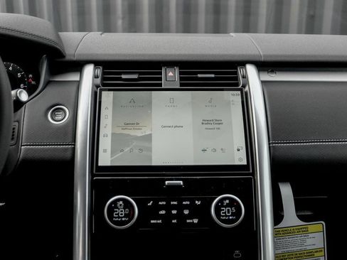Used 2025 Land Rover Discovery Dynamic SE AWD/4WD image 18