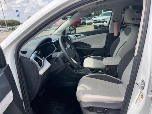 Used 2025 Volkswagen Taos SE FWD image 14