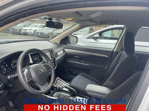 Used 2018 Mitsubishi Outlander ES image 2