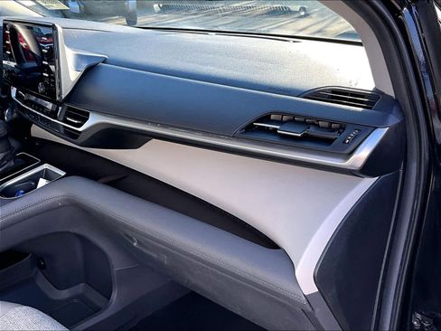 Used 2024 Toyota Sienna LE image 13