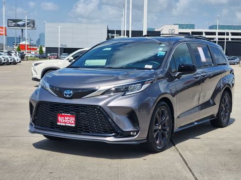 Certified 2022 Toyota Sienna XSE FWD image 3