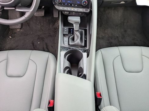 New 2025 Hyundai Elantra Limited FWD image 18