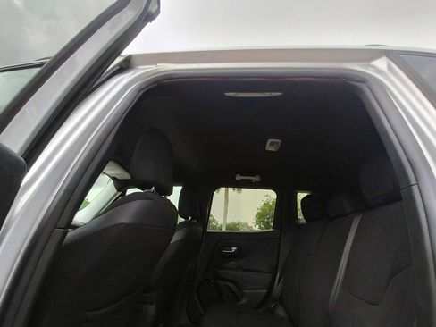 Used 2017 Jeep Renegade Altitude FWD image 32