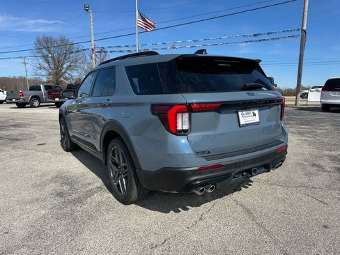 Used 2025 Ford Explorer ST image 3