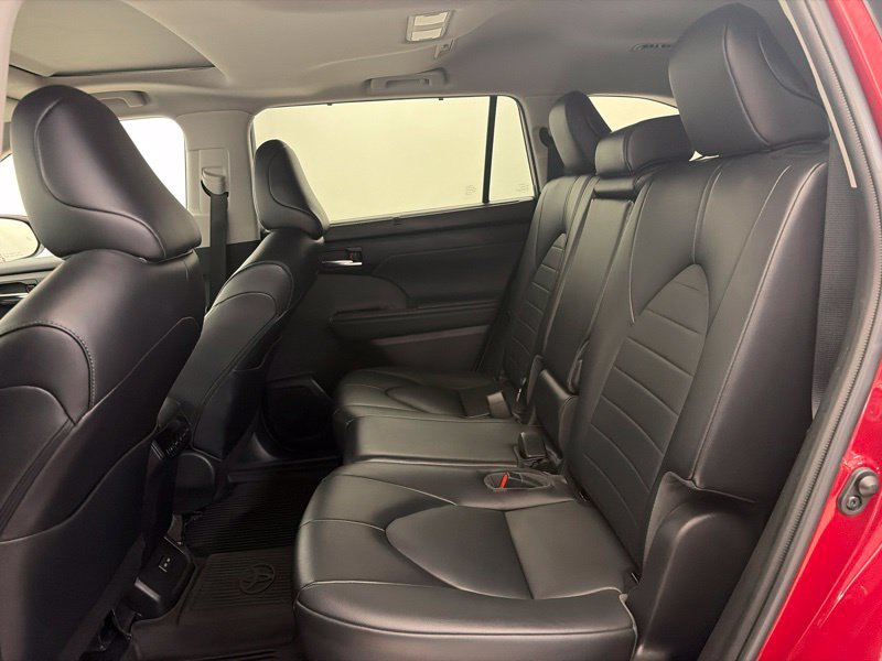 Used 2022 Toyota Highlander XLE AWD/4WD image 17