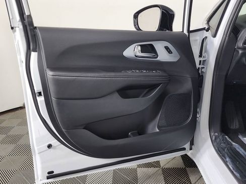 New 2026 Chrysler Pacifica Limited image 11
