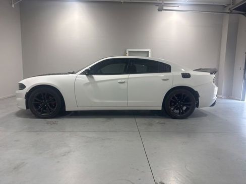 Used 2018 Dodge Charger SXT w/ Blacktop Package RWD image 10