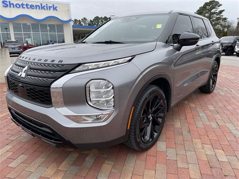Used 2022 Mitsubishi Outlander SE image 1