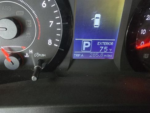 Used 2015 Toyota Sienna LE FWD image 28