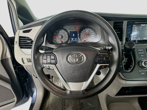 Used 2017 Toyota Sienna LE FWD image 13
