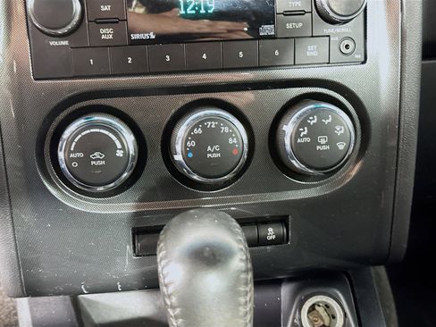 Used 2011 Dodge Challenger RWD image 21