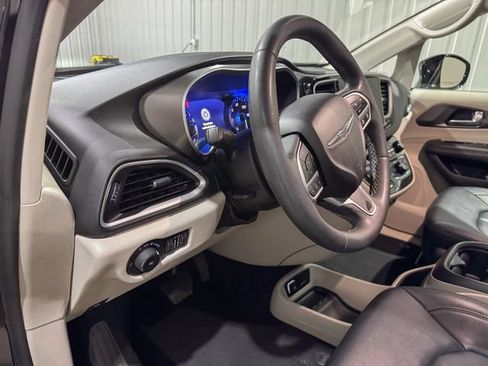Used 2024 Chrysler Pacifica Touring-L FWD image 12