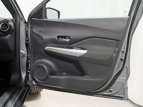 Used 2018 Nissan Kicks SV image 27