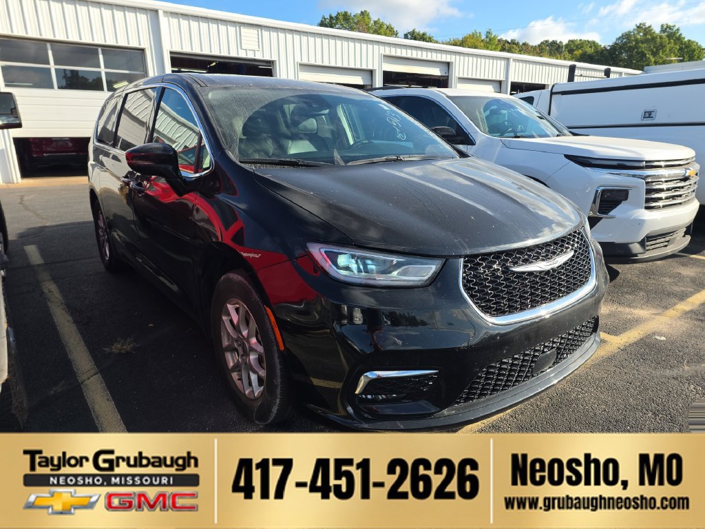 Used 2024 Chrysler Pacifica Touring-L FWD image 1