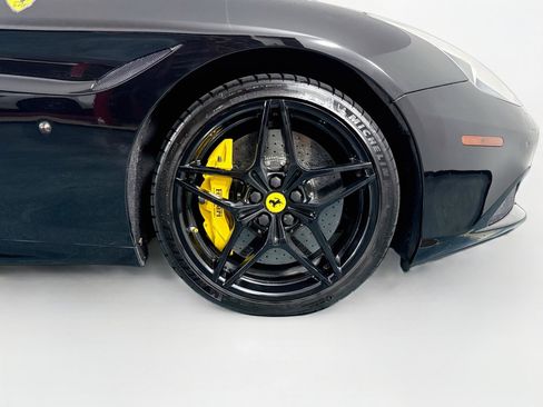 Used 2017 Ferrari California T RWD image 54