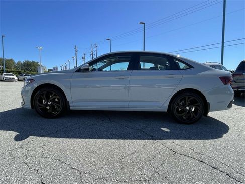 Used 2025 Volkswagen Jetta SE image 6