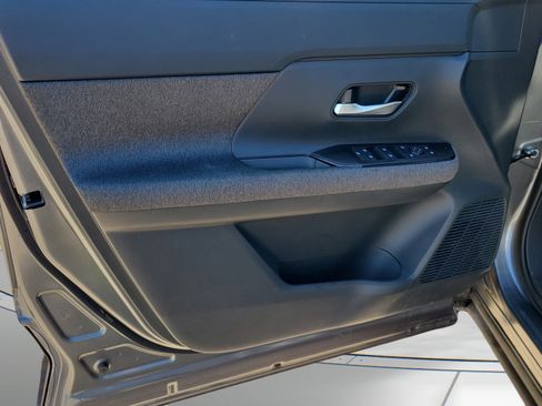 Certified 2025 Nissan Kicks SV FWD image 18