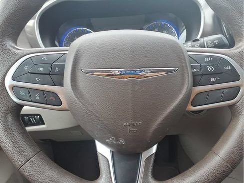 Used 2017 Chrysler Pacifica Touring w/ Tire & Wheel Group FWD image 14