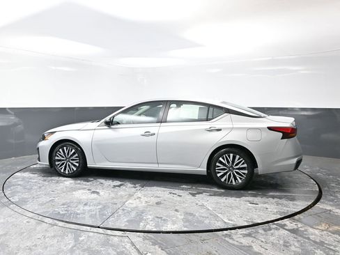 Used 2024 Nissan Altima 2.5 SV image 11