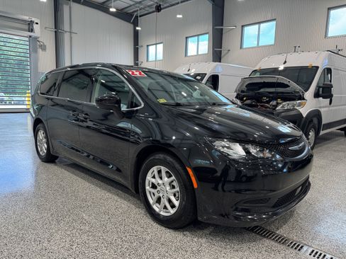 Used 2022 Chrysler Voyager LX FWD image 3