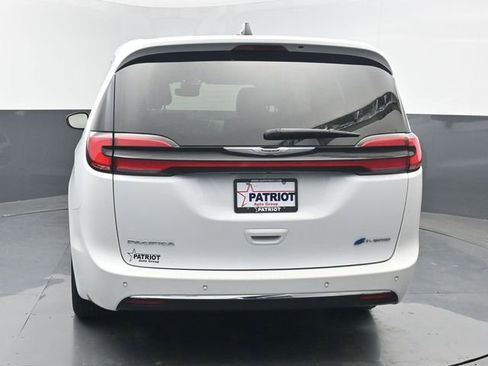 Used 2024 Chrysler Pacifica Limited FWD image 4