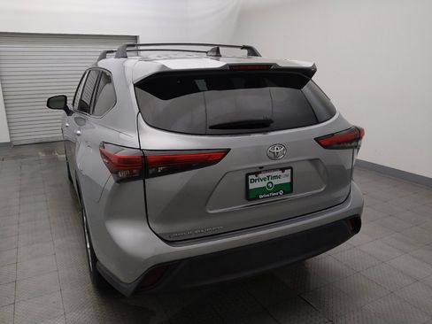 Used 2022 Toyota Highlander L FWD image 6