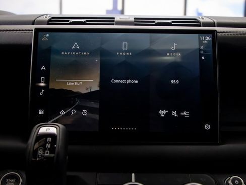 Used 2025 Land Rover Defender 130 X-Dynamic SE image 17