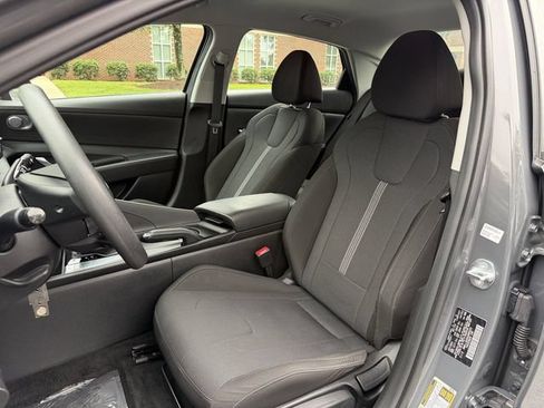 Used 2025 Hyundai Elantra SE w/ Cargo Package FWD image 11