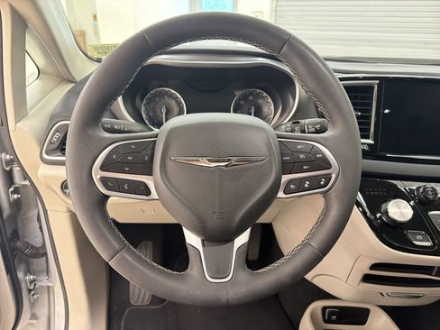 Used 2024 Chrysler Pacifica Touring-L FWD image 21