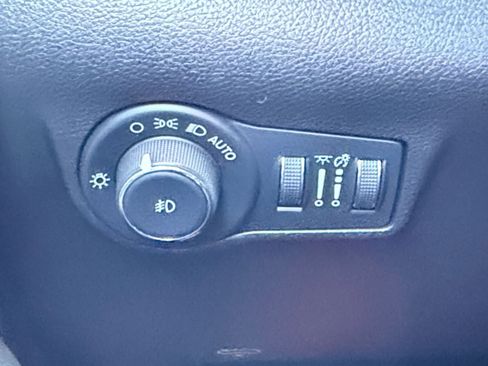 Used 2025 Jeep Compass Limited image 34