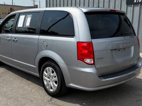 Used 2018 Dodge Grand Caravan SE w/ UConnect Hands-Free Group FWD image 3