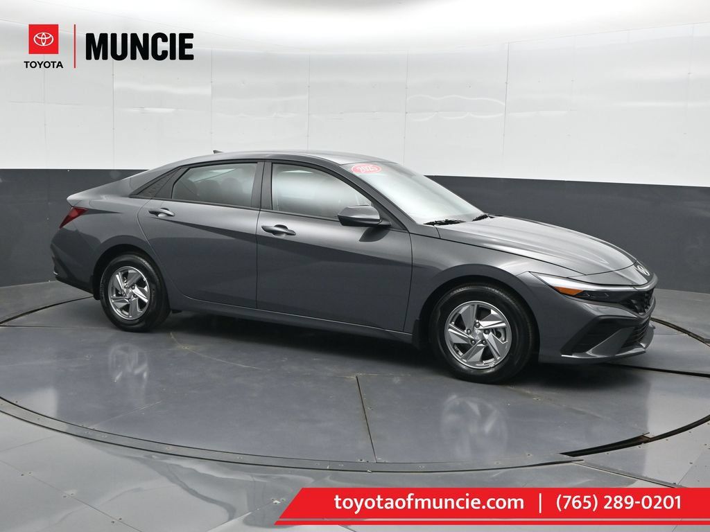 Used 2025 Hyundai Elantra SE FWD image 1