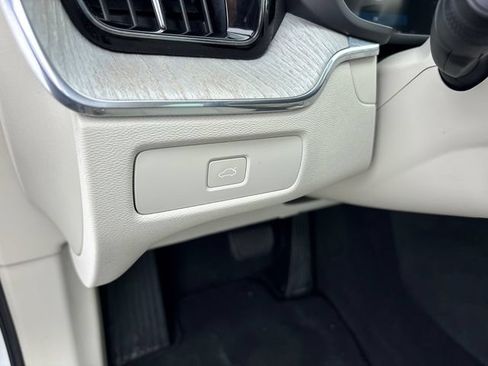 Used 2023 Volvo XC60 B5 Plus AWD/4WD image 17