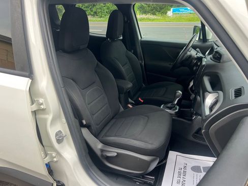 Used 2020 Jeep Renegade Latitude w/ Cold Weather Group image 29