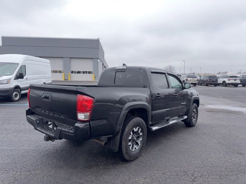 Used 2017 Toyota Tacoma TRD Sport image 7