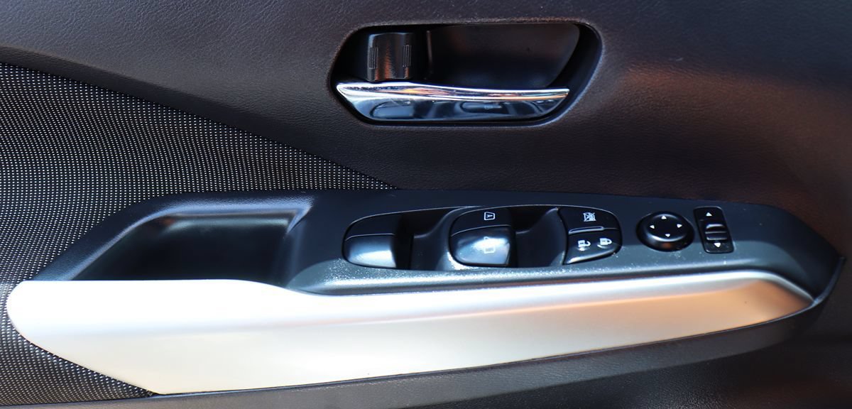 Used 2018 Nissan Kicks SV FWD image 39