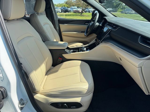Certified 2024 Jeep Grand Cherokee Limited w/ Black Appearance Package AWD/4WD image 14