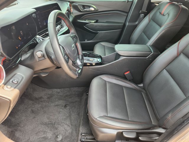 Used 2024 Chevrolet Trax RS w/ Sunroof Package FWD image 11