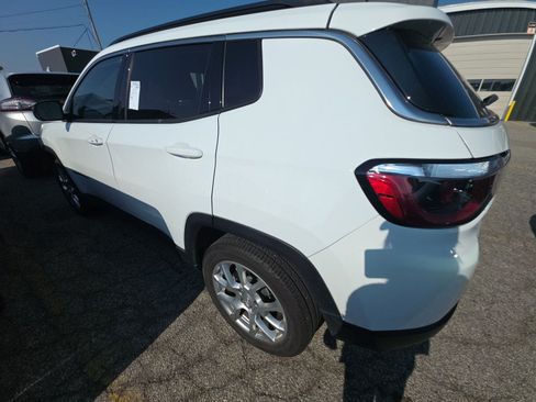 Used 2023 Jeep Compass Latitude w/ Sun and Sound Group AWD/4WD image 3