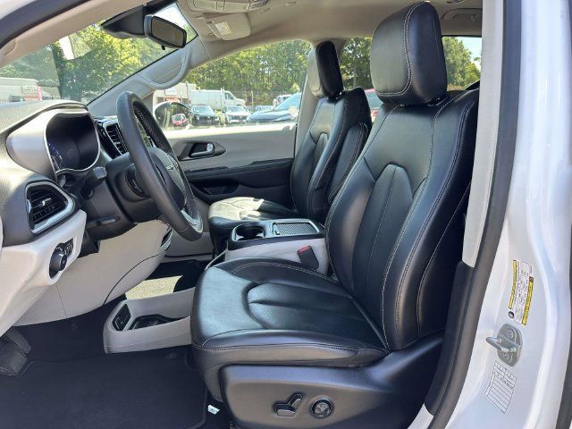 Used 2023 Chrysler Pacifica Touring-L FWD image 16