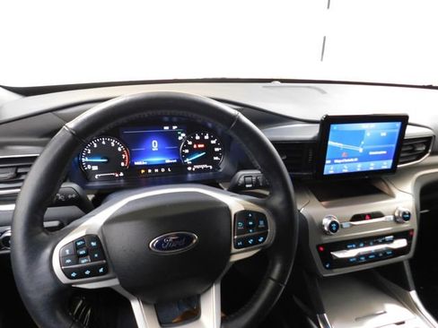 Used 2022 Ford Explorer XLT w/ Equipment Group 202A image 33