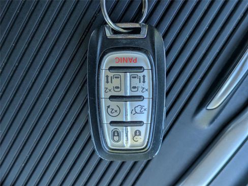 Used 2023 Chrysler Pacifica Touring-L FWD image 30