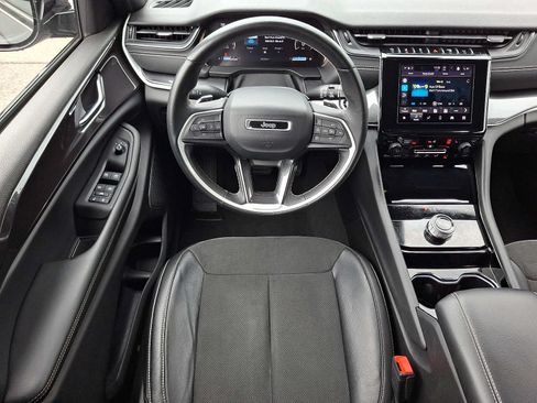 Used 2022 Jeep Grand Cherokee Altitude AWD/4WD image 11